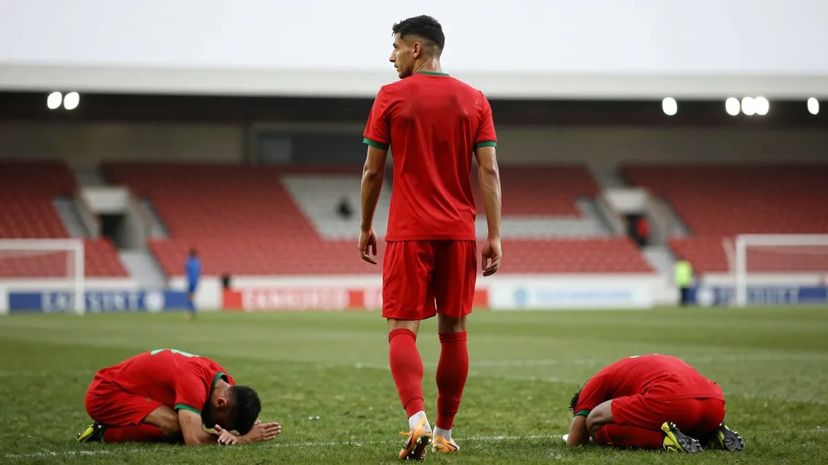 خسر المنتخب المغربي مركزين في تصنيف الفيفا العالمي ليحتل المركز السابع، بعد تعادله 1-1 مع مالي في مباراة ودية بملعب طنجة...